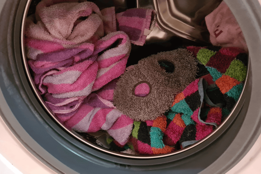 Die zwei Wischpads des Dreame L10s Utra werden in der Waschmaschine gewaschen.